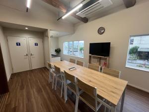 HagiwaraにあるLodges Daikoku - Vacation STAY 24263vの大きな木製のテーブルと椅子のあるダイニングルーム