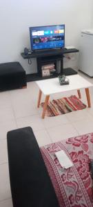 a living room with a tv and a coffee table at Departamento luminoso amplio in San Antonio de Areco