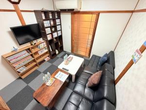 枚方市にあるHirakata - House - Vacation STAY 20200のリビングルーム(革張りのソファ、テレビ付)
