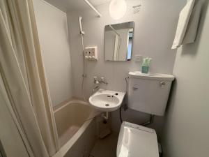 une petite salle de bain avec toilettes et lavabo dans l'établissement Hakodate City - Hotel - Vacation STAY 40640v, à Naka-hamachō 25 autres photos
