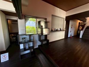 - un salon avec une grande fenêtre et du parquet dans l'établissement Hakodate City - Hotel - Vacation STAY 40651v, à Naka-hamachō