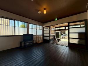 une pièce vide avec une télévision et quelques fenêtres dans l'établissement Hakodate City - Hotel - Vacation STAY 40651v, à Naka-hamachō