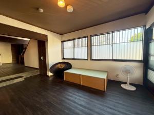 un salon avec un bureau et de grandes fenêtres dans l'établissement Hakodate City - Hotel - Vacation STAY 40655v, à Naka-hamachō
