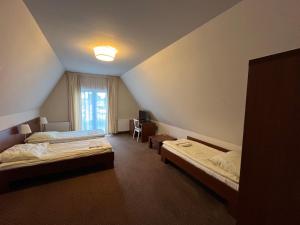 una habitación con dos camas y una ventana en Apartamenty Plaża Miedwie STARGARD-ZIELENIEWO, en Zieleniewo