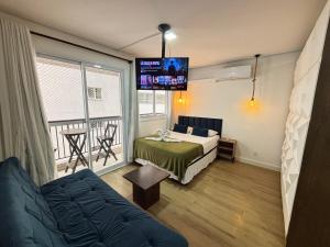 une chambre avec un lit, un canapé et une télévision dans l'établissement SeuLar o conforto de um Lar em Qualquer Lugar, à São Paulo 41 autres photos