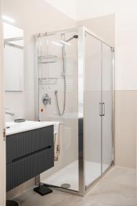 une salle de bain avec douche et lavabo dans l'établissement Casa La Turchese, à Gualdo Tadino