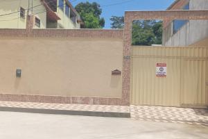 a wall with a no parking sign next to a building at Espaço Marques in Porto Seguro