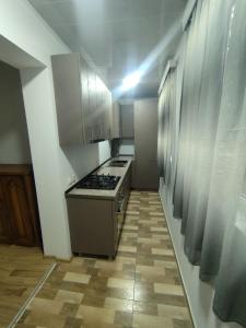 cocina con fogones en una habitación en ბინა appartement, en Kutaisi