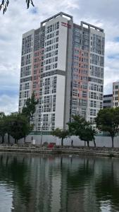 Tòa nhà nơi căn hộ tọa lạc