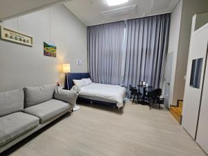 Giường trong phòng chung tại 여수코업스테이310