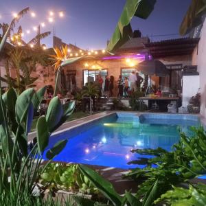 una piscina en el patio trasero de una casa por la noche en Casa Luna Mía, en Atlixco