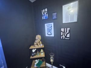 LiversedgeにあるA Star Livingの青い壁の部屋 +3枚の写真