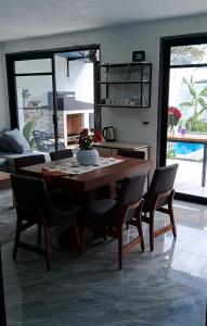 - Sala de estar con mesa y sillas en Casa Luna Mía, en Atlixco