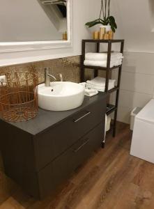 une salle de bain avec un lavabo et un miroir dans l'établissement Licata Trade fair accommodation - Messezimmer, à Düsseldorf