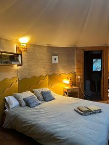 En eller flere senge i et værelse på Cortijo alhijra small yurt