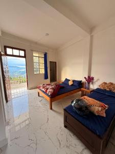 Giường trong phòng chung tại Thulung Homestay By HikeSike