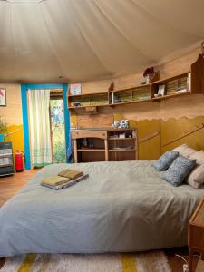 Postel nebo postele na pokoji v ubytování Cortijo alhijra small yurt