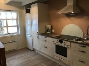 een keuken met een witte koelkast en een spoelbak bij Strand farm, sea view and boat rental in Averoy
