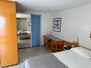 una camera con letto e scrivania e una camera con letto di Flat - Iate Plaza Hotel a Fortaleza Altre 9 foto