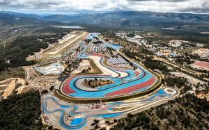 an aerial view of a race track in a city at Le Cabanon des Collines in Signes +8 photos