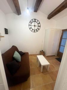 シーニュにあるLe Cabanon des Collinesのリビングルーム(ソファ、壁掛け時計付) +8枚の写真