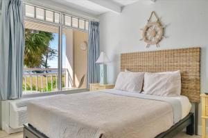 Postel nebo postele na pokoji v ubytování Palm Terrace Waterfront Htd Pool Hot Tub Tennis