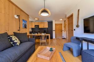 a living room with a couch and a table at Carina -Superbe appartement à 5min des télécabines in Champagny-en-Vanoise
