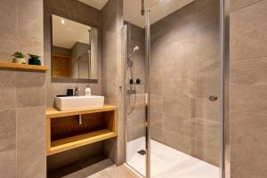 a bathroom with a shower and a sink at Carina -Superbe appartement à 5min des télécabines in Champagny-en-Vanoise