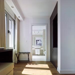 un bagno con pareti bianche e un corridoio con un WC di Lisbon City Apartments & Suites by City Hotels a Lisbona