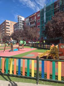 Las vegas في الكوركون: حديقة بها ملعب مع معدات لعب في المدينة