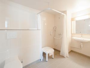 巴黎B&B HOTEL Paris Porte des Lilas的带淋浴和水槽的白色浴室