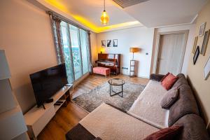 Μια τηλεόραση ή/και κέντρο ψυχαγωγίας στο 19th Floor Piano Fitness and Spa Remote Work Apartment