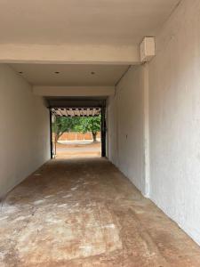 een lege kamer met een open deur in een gebouw bij Hermoso Departamento en excelente ubicación en ciudad del Este in Ciudad del Este