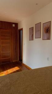 ein Schlafzimmer mit einem Bett und einige Bilder an der Wand in der Unterkunft Apartamento novo in Itaquatiara + 2 Fotos