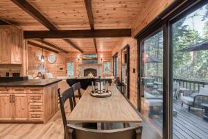 Dapur atau dapur kecil di Songbird Cabin at Chambers by Tahoe Getaways - Pet-Friendly 2 BR with HOA Access