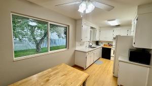 Nhà bếp/bếp nhỏ tại Spacious 4BR Retreat Near Idaho Falls Airport