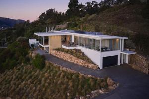 een luchtfoto van een huis op een heuvel bij Executive Home with Stunning Harbour views in Diamond Harbour