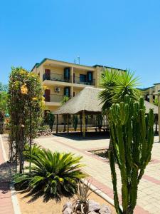 un resort con molte piante e un edificio di Cozy and Stylish 2 Bedroom Retreat in Gaborone a Gaborone