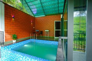 une piscine au milieu d'une maison dans l'établissement Private Pool Villa by Green View, à Vythiri 33 autres photos