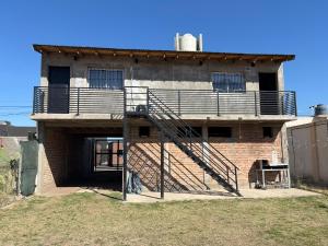 サンルイスにあるDepartamento Parque de las Naciones Iの正面に階段があるレンガ造りの建物