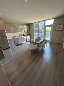 ロサンゼルスにあるLuxury 2BR Apt with balcony!!の部屋にテーブルと椅子のあるキッチン