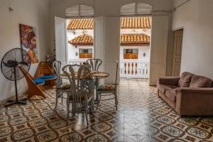 a living room with a couch and a table at Hostal Badillo SV in Cartagena de Indias