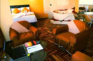 アレキパにあるHotel San Lazaro con Cocheraのベッドとノートパソコンが置かれた机があるホテルの部屋