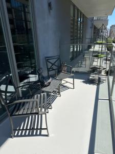 ロサンゼルスにあるLuxury 2BR Apt with balcony!!の一列のベンチ