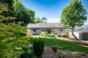 een huis met een tuin ervoor bij Mehefin in Harlech
