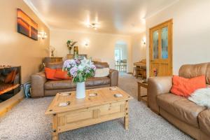 een woonkamer met twee banken en een salontafel bij Mehefin in Harlech