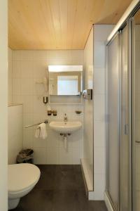 A bathroom at Hotel-Restaurant zum Gade