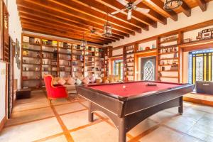 a room with a pool table and shelves of books at Casona de Elefantes in Cuernavaca +20 photos