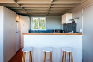 Una cocina o cocineta en Spinnaker Watch - Ocean Views on Waiheke Island