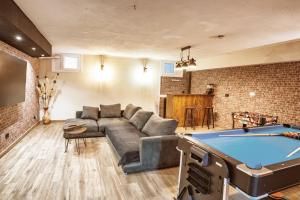 a living room with a couch and a pool table at Rincón del Naranjo in Olite
